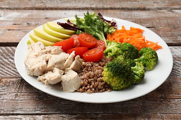 Balanced evening plate with whole grains and vegetables